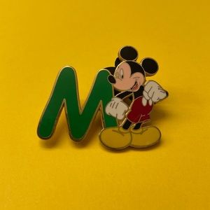 Disney Mickey OFFICIAL PIN TRADING 2002